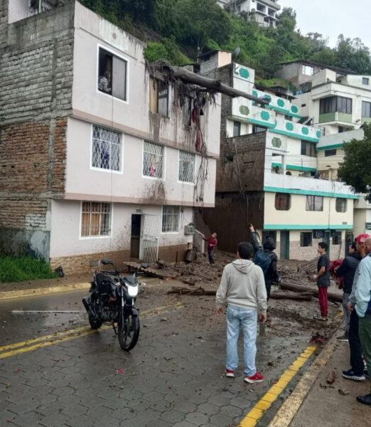 🚨🌧️ ¡EMERGENCIA EN QUITO! DESLAVE EN GUÁPULO DEJA VEHÍCULOS ATRAPADOS Y CASAS AFECTADAS 🚧🏠