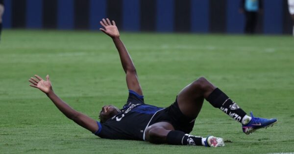⚽ Dolor en el fútbol ecuatoriano: grave lesión de Jean Pierre Arroyo desata polémica por una multa de apenas 100 dólares